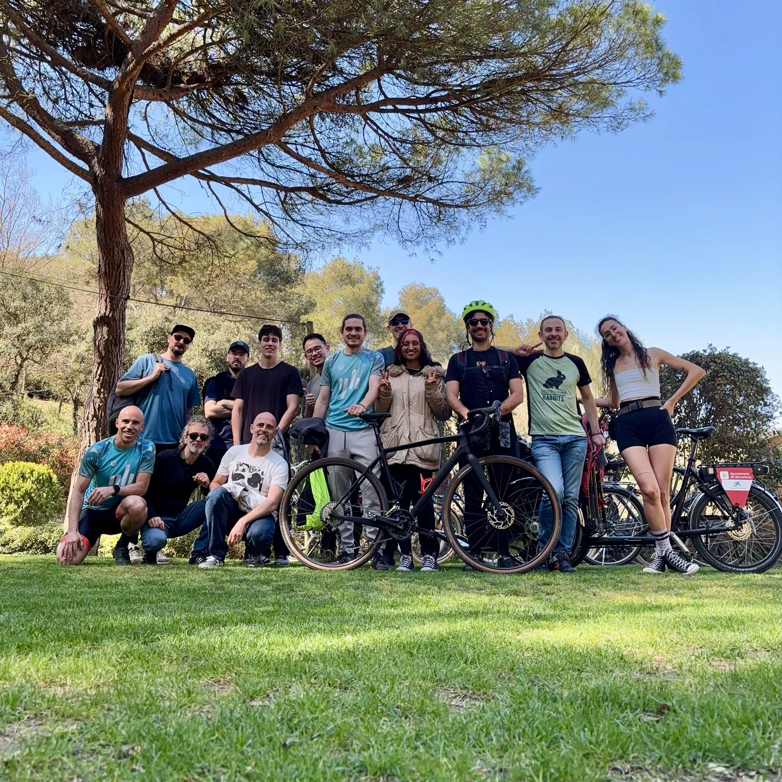 Foto de grupo del equipo Inqbarna con las bicis